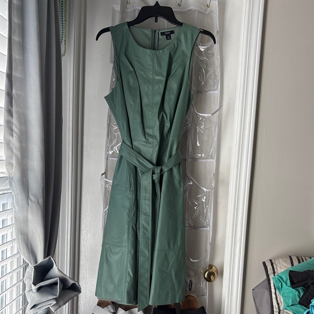 NWOT Vera wang fake leather dress size medium. Dress is lined zip close in back.